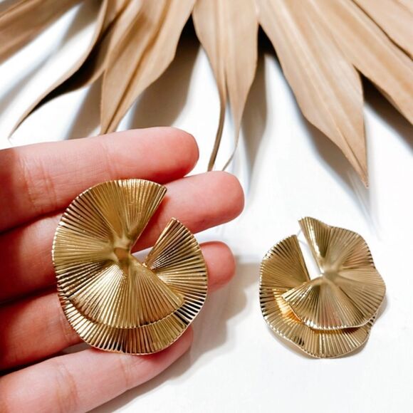 Gold geo stud earrings S380 - Picture 3 of 3